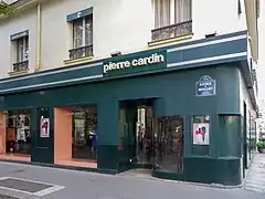 Boutique Pierre Cardin à l'angle de l'avenue de Marigny et de la rue du Faubourg-Saint-Honoré.