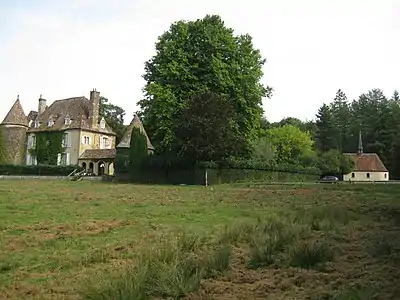 Château et, à droite, chapelle Sainte-Langueur