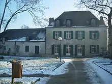 Vue de la façade de la Grande Bouvêche, bâtisse en pierre de taille couverte d’ardoise.