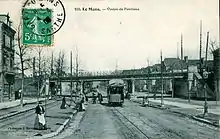 Vue du viaduc de Pontlieue au Mans, sous lequel passait l'avenue du même nom.Afin d'éviter toute difficulté d'exploitation, les voies des TS et celles des tramways urbains ne se croisaient pas (à l'exception du Pont en X) et les voies empruntant les mêmes voies étaient établies l'une à côté de l'autre, comme c'est le cas ici