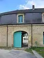 Bouveries : entrée et panneau sur la maison du cheval ardennais