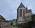 Une partie de l'enceinte et le chœur occidental de l'église Saint-Lambert.