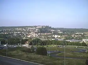 Vue de Bouxières-aux-Dames au bord de la Meurthe adossée au Grand Couronné.