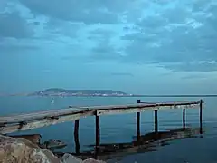 Vue depuis Bouzigues de l'étang de Thau et du mont Saint-Clair à Sète.