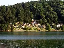 Un village au bord du lac