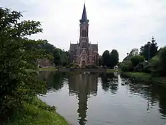 L'église et la mare.