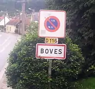 Panneau à l’entrée de la localité, sur la route d'Amiens.