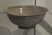 Bol en grès avec décor à l'engobe sous glaçure gris verdâtre. Céramique de type punch'ong, D. 18 cm. Dynastie Joseon, XVe siècle. British Museum