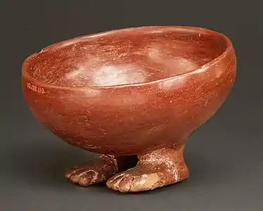 Bol à pieds humains.Fin Nagada I-début Nagada II, 3750-3500. Terre cuite rouge. D. 13 cm.Metropolitan Museum of Art