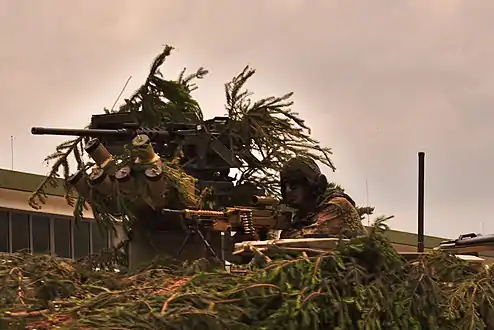 Un soldat avec un HK MG5, sur le dessus d’un GTK Boxer