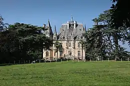 Château de la Haute-Forêt (1857) de l'architecte Jacques Mellet (1807-1876).