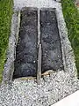 Tombes-coffres en ardoise du cimetière médiéval de Bréal-sous-Vitré