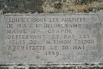 « EDIFIEE SOUS LES AUSPICES DE MM J.n F.ois DELONCHAMP. MAIRE P.er GRAPIN. DESSERVANT. ET PAR LES SOINS DE M. SIMON TRIDON ARCHITECTE LE 30 MAI 1829. ».