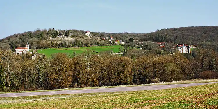 Vaurois à gauche, château de Rocheprise et Brémur à droite, au-dessus le quartier de la Citadelle avec le manoir. Les arbres devant cachent la vallée de la Seine.