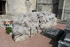 Imposant bloc de grès près de l'église