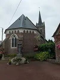 L'église et le monument aux morts.