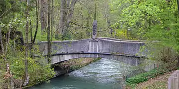 Pont sur l'un des canaux, au zoo.