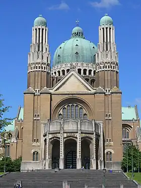 Vue avant de la basilique.