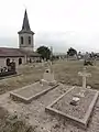 Tombes de soldats dans le cimetière.