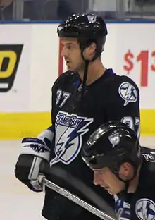 Photographie d'un joueur de hockey avec le chandail noir du Lightning.