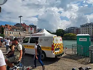 Équipe FFSS 59 opérant un poste de secours à la braderie de Lille, quai du Wault, septembre 2022