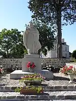 La statue du cardinal Suhard.