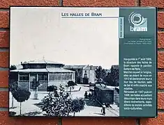 Un des cartels du chemin du patrimoine situé sur les halles.