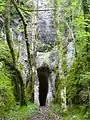 Grotte à proximitédes ruines du château.