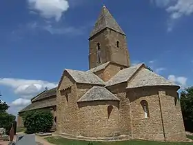 Un édifice roman du XIIe siècle : l'église Saint-Pierre de Brancion.