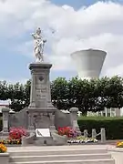 Monument aux morts et vue du château d'eau.