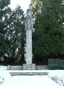 La stèle commémorative du champ des martyrs.