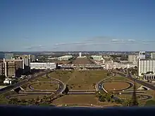 Le grand axe monumental de la ville avec au loin l'esplanade des ministères et le Parlement vu depuis la tour de la télévision.