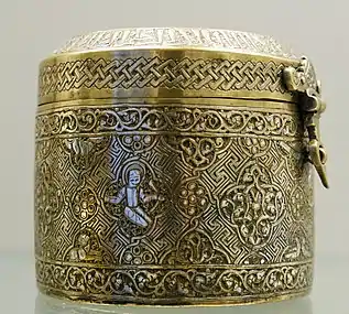 Boîte à couvercle cylindrique avec inscription en arabe au nom de Badr al-Din Lu'lu ', souverain de Mossoul, 1233-1259. Salle 34.