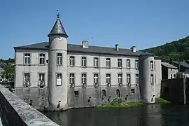 Château (rive droite) - mairie.
