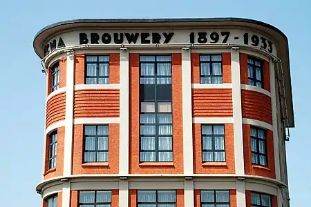 L'inscription « Mena Brouwerij 1897-1933 » au sommet de la façade.