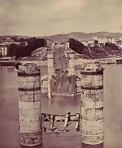 Le pont ferroviaire d'Argenteuil après sa destruction par le génie militaire français. Photo prise de Colombes vers Argenteuil. On aperçoit les hauteurs où sera stationnée l'artillerie allemande