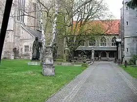 Vue du bâtiment du monastère et de l'ancienne cour