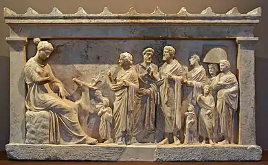 Relief votif du milieu du IVe siècle av. J.-C. : Artémis devant une famille qui vient avec un animal en sacrifice.