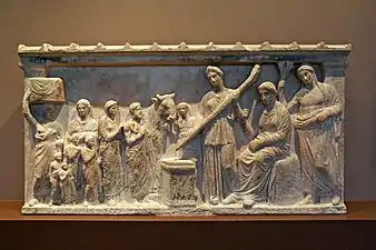 Relief votif du milieu du IVe siècle av. J.-C. : offrande d'une famille, devant Artémis, Apollon et Léto.