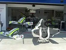 Photo du garage Brawn GP en Turquie, avec devant, la coque moteur, l'ancien et le nouvel aileron avant