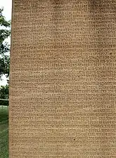 Monument commémoratif sur lequel sont écrits les noms des soldats.