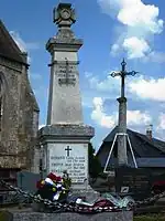monument aux morts et croix de cimetière