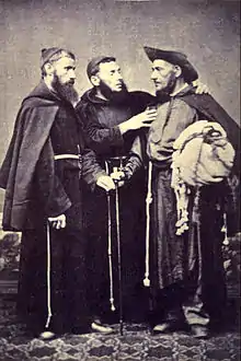  photographie de trois frères mendiants en habits religieux