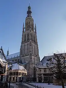 L'église Notre-Dame de Bréda est plus modeste, mais elle aussi est inachevée, elle fut terminée par une charpente en bulbe.