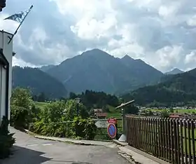 Vue du Breitenberg, du Rotspitze (de) et de l'Entschenkopf (de g. à d.) depuis le village de :Bad Oberdorf (de).