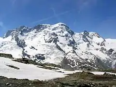 Versants septentrionaux des 5 sommets du Breithorn (de g. à d.) : la Roccia Nera, le Breithornzwillinge, le Breithorn oriental, le Breithorn central et le Breithorn occidental (point culminant, au centre).