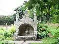 La fontaine près de la chapelle Notre-Dame de Kerdévot.