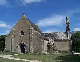 La chapelle de Saint-Cado : vue extérieure d'ensemble.