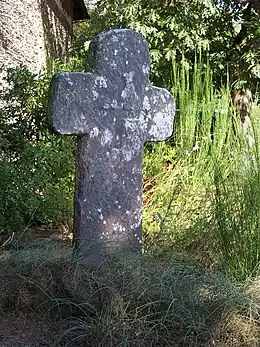Photographie de la croix de la Couardière dans son environnement.