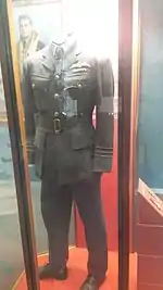 Photographie couleur d'un uniforme exposé dans un musée.